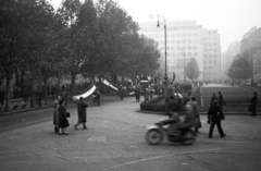 Magyarország, Budapest V., Szabadság tér, 1956. október 25-e délután, "véres-zászlós" tüntetés., 1956, Nagy Gyula, forradalom, Budapest, Fortepan #39784