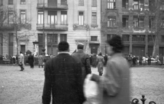 Magyarország, Budapest V., Szabadság tér, szemben az Amerikai Egyesült Államok nagykövetsége, 1956. október 25-e délután, "véres-zászlós" tüntetés., 1956, Nagy Gyula, forradalom, Budapest, Fortepan #39785