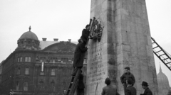 Magyarország, Budapest V., Szabadság tér, szovjet hősi emlékmű, jelképek eltávolítása., 1956, Nagy Gyula, forradalom, létra, címer, Budapest, cirill írás, jelképrombolás, Fortepan #39789