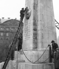 Magyarország, Budapest V., Szabadság tér, szovjet hősi emlékmű, jelképek eltávolítása., 1956, Nagy Gyula, forradalom, létra, címer, jelképrombolás, gázpalack, hegesztés, Budapest, cirill írás, Fortepan #39791