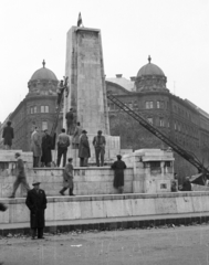 Magyarország, Budapest V., Szabadság tér, szovjet hősi emlékmű, jelképek eltávolítása., 1956, Nagy Gyula, zászló, forradalom, létra, címer, jelképrombolás, szovjet emlékmű, Budapest, Fortepan #39792