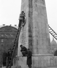 Magyarország, Budapest V., Szabadság tér, szovjet hősi emlékmű, jelképek eltávolítása., 1956, Nagy Gyula, forradalom, létra, címer, jelképrombolás, szovjet emlékmű, Budapest, cirill írás, Fortepan #39793