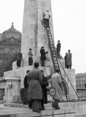 Magyarország, Budapest V., Szabadság tér, szovjet hősi emlékmű, jelképek eltávolítása., 1956, Nagy Gyula, forradalom, létra, címer, jelképrombolás, jelzőtábla, szovjet emlékmű, Budapest, cirill írás, Fortepan #39794