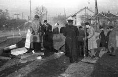 Magyarország, Budapest XI., Budaörsi út - Balatoni út elágazása, a ledöntött Osztapenko szobor., 1956, Nagy Gyula, egyenruha, forradalom, szobor, jelképrombolás, Budapest, Fortepan #39795