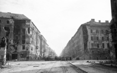 Magyarország, Budapest VIII.,Budapest IX., Üllői út - Nagykörút kereszteződés, Üllői út a Nagyvárad tér felé nézve., 1956, Nagy Gyula, háborús kár, forradalom, hirdetőoszlop, járműroncs, Budapest, épületkár, Fortepan #39807