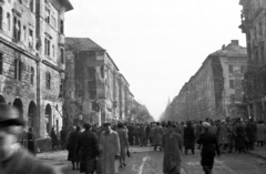 Magyarország, Budapest VIII.,Budapest IX., Üllői út - Nagykörút kereszteződés, Üllői út a Nagyvárad tér felé nézve., 1956, Nagy Gyula, háborús kár, tömeg, forradalom, Budapest, épületkár, Fortepan #39809