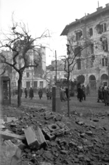 Magyarország, Budapest VIII., József körút - Üllői út kereszteződése a Corvin (Kisfaludy) közből nézve, szemben a lerombolt épület az Üllői út sarkánál a Ferenc körút 46. sz., 1956, Nagy Gyula, háborús kár, forradalom, rom, telefonfülke, Budapest, épületkár, Fortepan #39811