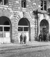 Magyarország, Budapest VIII., Üllői út 36., a József körút sarkánál álló ház., 1956, Nagy Gyula, háborús kár, felkelő, forradalom, fegyver, gépfegyver, Budapest, Fortepan #39826