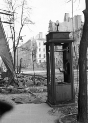 Magyarország, Budapest VIII.,Budapest IX., Üllői út a Mária utca felől a körút és a Kilián laktanya felé nézve., 1956, Nagy Gyula, háborús kár, forradalom, rom, telefonfülke, Budapest, Fortepan #39830