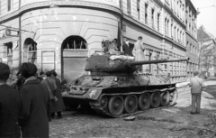 Magyarország, Budapest VIII., Üllői út - Kisfaludy utca sarok., 1956, Nagy Gyula, zászló, szovjet gyártmány, forradalom, harckocsi, címer, T-34 tank, Kossuth címer, Budapest, Fortepan #39834