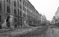 Magyarország, Budapest VIII.,Budapest IX., Üllői út a Ferenc körút felé nézve, balra a Kilián laktanya, előtte Maléter Pál T-34/85 harckocsija., 1956, Nagy Gyula, háborús kár, szovjet gyártmány, forradalom, harckocsi, járműroncs, T-34 tank, Budapest, épületkár, Fortepan #39835