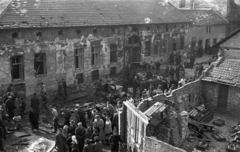 Magyarország, Budapest VIII., Práter utca a Futó utcai kereszteződésből a József körút irányába nézve., 1956, Nagy Gyula, háborús kár, szovjet gyártmány, tömeg, forradalom, teherautó, járműroncs, lőszer, harcjármű, BTR 152, Budapest, rakasz, Fortepan #39838