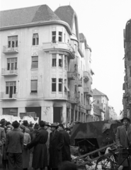 Magyarország, Budapest VIII., Práter utca, előtérben a Futó utcai sarokház., 1956, Nagy Gyula, kerékpár, szovjet gyártmány, forradalom, járműroncs, harcjármű, BTR 152, Budapest, Fortepan #39842