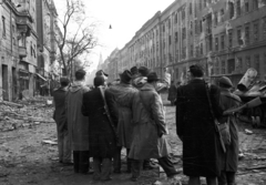 Magyarország, Budapest VIII.,Budapest IX., Üllői út a Nagykörút felől a Nagyvárad tér felé nézve, jobbra a Kilián laktanya. Fegyveres forradalmárok egy csoportja., 1956, Nagy Gyula, háborús kár, forradalom, járműroncs, fegyver, puska, Mosin-Nagant-márka, Budapest, épületkár, Fortepan #39844