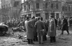 Magyarország, Budapest IX., Ferenc körút - Üllői út sarok. Ferenc körút 46., 1956, Nagy Gyula, háborús kár, tömeg, forradalom, járműroncs, Budapest, épületkár, Fortepan #39845