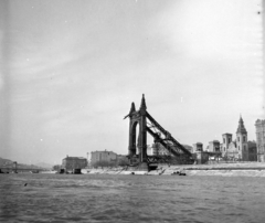 Magyarország, Budapest V., a lerombolt Erzsébet híd pesti hídfője a Dunáról nézve., 1951, Fortepan, háborús kár, látkép, hídroncs, Duna, eklektikus építészet, Budapest, függőhíd, Duna-híd, Kherndl Antal-terv, Czekelius Aurél-terv, Fortepan #3985