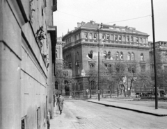 Magyarország, Budapest VIII.,Budapest IX., Markusovszky (Úttörő) tér, szemben az Üllői út 26-28., a Klinikai tömbök központi épülete., 1956, Nagy Gyula, háborús kár, forradalom, teherautó, Budapest, Fortepan #39851