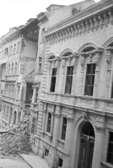 Magyarország, Budapest VIII., Bródy Sándor utca a Puskin utca irányából nézve, a romos épület (5-7.) a Magyar Rádió épülete, jobbra a Festetics palota., 1956, Nagy Gyula, háborús kár, forradalom, rom, épületkár, Budapest, Magyar Rádió, Fortepan #39858