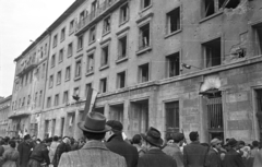 Magyarország, Budapest VIII., II. János Pál pápa (Köztársaság) tér 26. MDP Budapesti Pártbizottságának székháza., 1956, Nagy Gyula, háborús kár, zászló, forradalom, épületkár, Budapest, golyónyom, Fortepan #39871