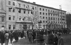 Magyarország, Budapest VIII., II. János Pál pápa (Köztársaság) tér, MDP Budapesti Pártbizottságának székháza., 1956, Nagy Gyula, háborús kár, plakát, tömeg, forradalom, hirdetőoszlop, Budapest, épületkár, Fortepan #39872