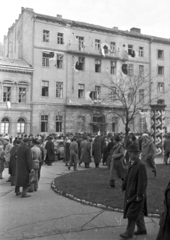 Magyarország, Budapest VIII., II. János Pál pápa (Köztársaság) tér 27., 1956, Nagy Gyula, háborús kár, tömeg, forradalom, hirdetőoszlop, járműroncs, Budapest, épületkár, Fortepan #39873