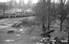 Magyarország, Budapest VIII., II. János Pál (Köztársaság) tér, a pártházhoz kötődő feltételezett kazamaták keresése., 1956, Nagy Gyula, tömeg, forradalom, látkép, Budapest, Fortepan #39882