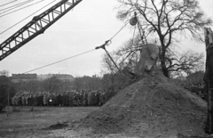 Magyarország, Budapest VIII., II. János Pál (Köztársaság) tér, a pártházhoz kötődő feltételezett kazamaták keresése., 1956, Nagy Gyula, tömeg, forradalom, munkagép, markológép, Budapest, Fortepan #39886