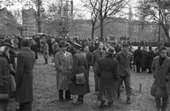 Magyarország, Budapest VIII., II. János Pál pápa (Köztársaság) tér. Nézelődők a a pártházhoz kötődő feltételezett kazamaták keresése idején., 1956, Nagy Gyula, tömeg, forradalom, karszalag, Budapest, Fortepan #39887