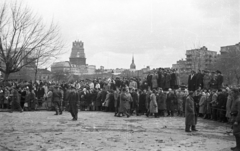 Magyarország, Budapest VIII., II. János Pál pápa (Köztársaság) tér, háttérben a Baleseti Intézet és az OTI székház tornya. Nézelődők a a pártházhoz kötődő feltételezett kazamaták keresése idején., 1956, Nagy Gyula, tömeg, forradalom, torony, Budapest, Fortepan #39888