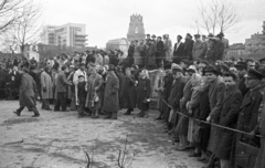 Magyarország, Budapest VIII., II. János Pál pápa (Köztársaság) tér, háttérben a Baleseti Intézet és az OTI székház tornya. Nézelődők a a pártházhoz kötődő feltételezett kazamaták keresése idején., 1956, Nagy Gyula, tömeg, forradalom, torony, Budapest, Fortepan #39889