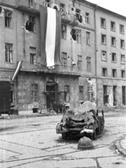 Magyarország, Budapest VIII., II. János Pál pápa (Köztársaság) tér 27., 1956, Nagy Gyula, háborús kár, zászló, pártház, forradalom, járműroncs, épületkár, Budapest, Fortepan #39890