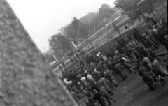 Magyarország, Budapest VIII., Teleki László tér, háttérben a Kerepesi temető kerítésfala., 1956, Nagy Gyula, tömeg, forradalom, Budapest, Fortepan #39892