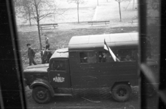 Magyarország, Budapest VIII., Teleki László tér a 17. számból nézve., 1956, Nagy Gyula, zászló, forradalom, magyar gyártmány, teherautó, Csepel-márka, MÁVAUT-szervezet, pad, Csepel B-350/D-350, Csepel fakarusz, Budapest, Fortepan #39894