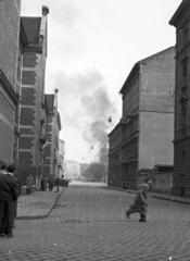 Magyarország, Budapest VIII., Bezerédj utca a Kiss József utcából a II. János Pál pápa (Köztársaság) tér felé nézve., 1956, Nagy Gyula, forradalom, utcakép, férfi, füst, Budapest, Fortepan #39896