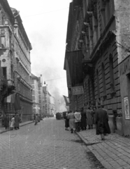 Magyarország, Budapest VIII., Bezerédj utca a Csokonai utca felől a II. János Pál pápa (Köztársaság) tér felé nézve., 1956, Nagy Gyula, zászló, cégtábla, forradalom, utcakép, Budapest, Fortepan #39897