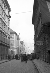 Magyarország, Budapest VIII., Bezerédj utca a Csokonai utca felől a II. János Pál pápa (Köztársaság) tér felé nézve., 1956, Nagy Gyula, cégtábla, forradalom, utcakép, csoportosulás, Budapest, Fortepan #39898