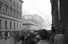 Magyarország, Budapest VIII., Bezerédj utca, szemben a Luther utca torkolata és a II. János Pál pápa (Köztársaság) tér., 1956, Nagy Gyula, kerékpár, forradalom, utcakép, kíváncsiság, csoportosulás, füst, Budapest, Fortepan #39901