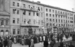 Magyarország, Budapest VIII., II. János Pál pápa (Köztársaság) tér, MDP Budapesti Pártbizottságának székháza., 1956, Nagy Gyula, háborús kár, plakát, pártház, tömeg, forradalom, járókelő, hirdetőoszlop, épületkár, Budapest, Fortepan #39903