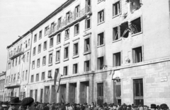 Magyarország, Budapest VIII., II. János Pál pápa (Köztársaság) tér 26., a Budapesti Pártbizottság székháza., 1956, Nagy Gyula, napsütés, háborús kár, zászló, pártház, forradalom, épületkár, utcanévtábla, jelkép, Budapest, lyukas zászló, Fortepan #39909