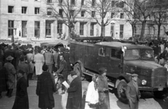 Magyarország, Budapest VIII., II. János Pál pápa (Köztársaság) tér 26. MDP Budapesti Pártbizottságának székháza., 1956, Nagy Gyula, napsütés, pártház, tömeg, forradalom, teherautó, tűzoltóság, tűzoltó, rendszám, Budapest, Fortepan #39912