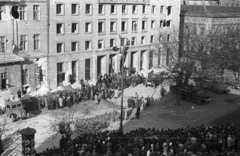 Magyarország, Budapest VIII., II. János Pál pápa (Köztársaság) tér 26. MDP Budapesti Pártbizottságának székháza., 1956, Nagy Gyula, háborús kár, pártház, forradalom, magyar gyártmány, teherautó, Csepel-márka, csoportosulás, épületkár, Csepel D-352, Csepel B-350/D-350, Budapest, Fortepan #39913