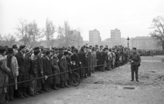 Magyarország, Budapest VIII., II. János Pál pápa (Köztársaság) tér. Nézelődők a a pártházhoz kötődő feltételezett kazamaták keresése idején., 1956, Nagy Gyula, tömeg, forradalom, kíváncsiság, katona, Budapest, Fortepan #39914