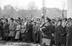 Magyarország, Budapest VIII., II. János Pál pápa (Köztársaság) tér. Nézelődők a a pártházhoz kötődő feltételezett kazamaták keresése idején., 1956, Nagy Gyula, tömeg, forradalom, kíváncsiság, fotózás, karszalag, vaku, Budapest, Fortepan #39918