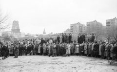 Magyarország, Budapest VIII., II. János Pál pápa (Köztársaság) tér, háttérben az OTI székház tornya. Nézelődők a a pártházhoz kötődő feltételezett kazamaták keresése idején., 1956, Nagy Gyula, tömeg, forradalom, látkép, kíváncsiság, torony, Budapest, Fortepan #39919