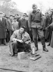 Magyarország, Budapest VIII., II. János Pál (Köztársaság) tér, a pártházhoz kötődő feltételezett kazamaták keresése., 1956, Nagy Gyula, forradalom, kíváncsiság, csoportosulás, műszer, Budapest, Fortepan #39922