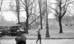 Magyarország, Budapest VIII., II. János Pál (Köztársaság) tér, a pártházhoz kötődő feltételezett kazamaták keresése., 1956, Nagy Gyula, forradalom, magyar gyártmány, teherautó, Csepel-márka, járműroncs, fegyver, lámpaoszlop, katona, munkagép, markológép, gépfegyver, Csepel B-350/D-350, Budapest, Fortepan #39923