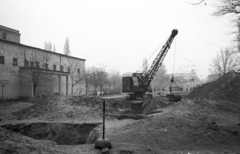 Magyarország, Budapest VIII., II. János Pál (Köztársaság) tér, a pártházhoz kötődő feltételezett kazamaták keresése., 1956, Nagy Gyula, forradalom, épület, munkagép, markológép, Budapest, Fortepan #39924