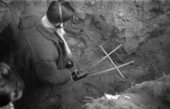 Magyarország, Budapest VIII., II. János Pál (Köztársaság) tér, a pártházhoz kötődő feltételezett kazamaták keresése., 1956, Nagy Gyula, forradalom, férfi, műszer, Budapest, Fortepan #39932