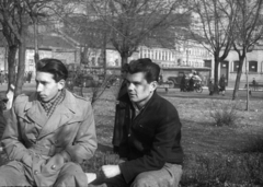 Magyarország, Budapest VIII., II. János Pál pápa (Köztársaság) tér, háttérben a Légszesz utca házai., 1956, Nagy Gyula, forradalom, férfiak, Budapest, Fortepan #39935