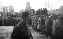 Magyarország, Budapest VIII., II. János Pál pápa (Köztársaság) tér, háttérben a Baleseti Intézet és az OTI székház tornya. Nézelődők a a pártházhoz kötődő feltételezett kazamaták keresése idején., 1956, Nagy Gyula, kerékpár, tömeg, forradalom, kíváncsiság, torony, Budapest, Fortepan #39937